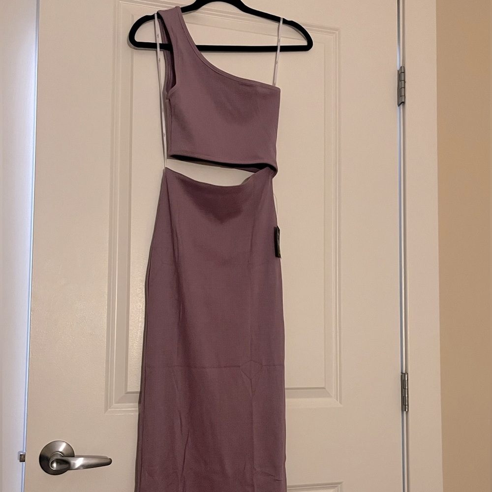 Lulu’s Lavender ribbed shoulder cutout midi dress